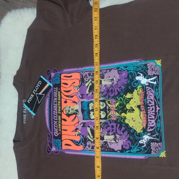 PINK FLOYD Queen Elizabeth Concert Poster Graphic Tee ~ NWT - Picture 9 of 10
